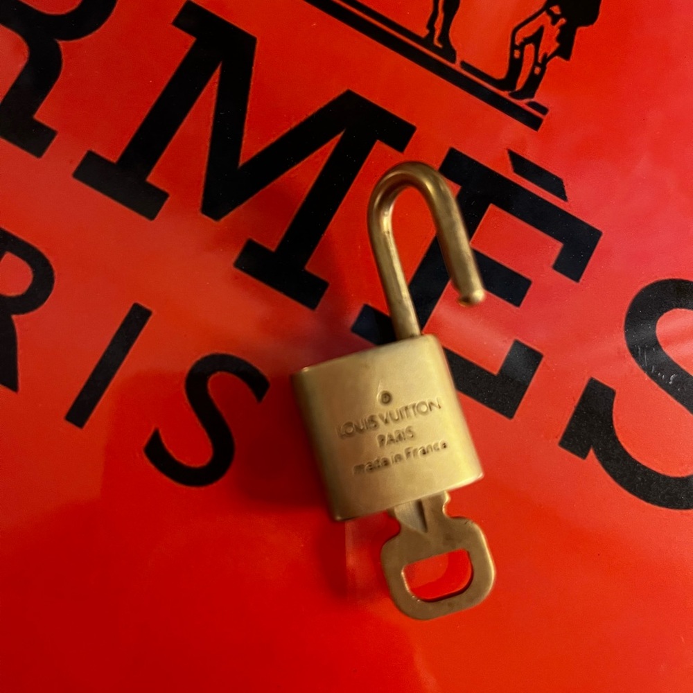⭐️ Louis Vuitton authentic gold/brass tone lock and key #323, 342 or 312. - Picture 2 of 4